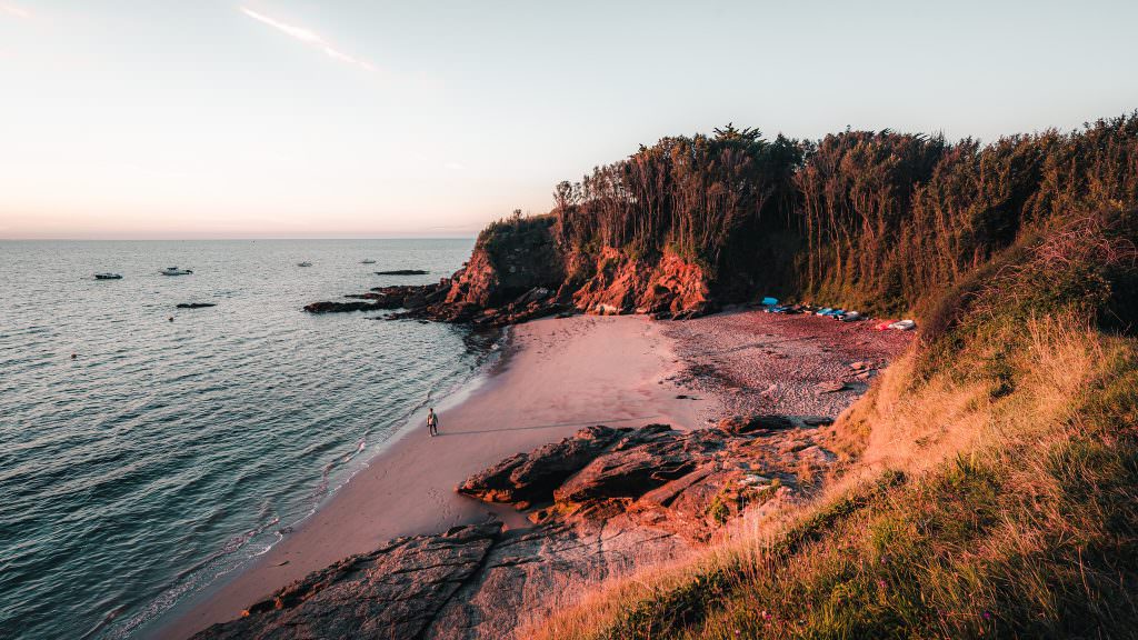 Lever de soleil sur la plage des sables rouges à Groix (Morbihan)