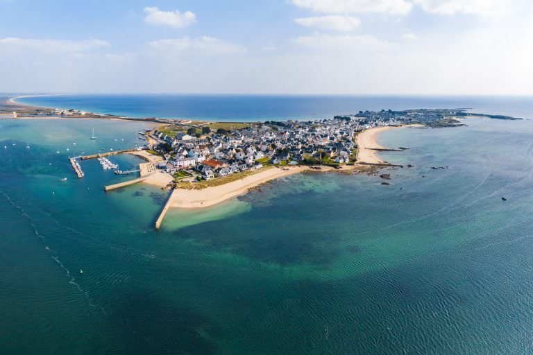 ue aérienne du port et de la Presqu'île de Gâvres sur la petite mer et l'Océan.