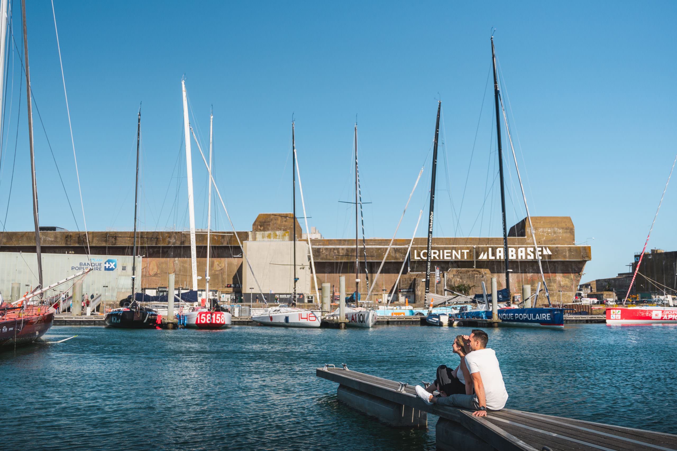 Couple à Lorient la base, devant le pôle course au large (Morbihan)