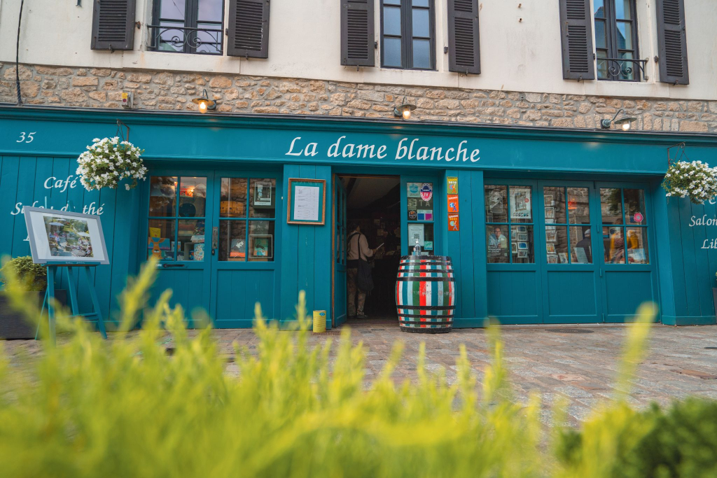 Devanture du café librairie La Dame Blanche, à Port-Louis (Morbihan)