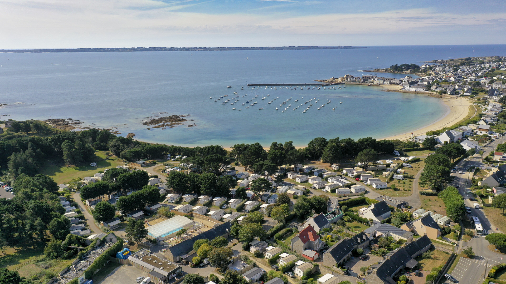 Vue aérienne du camping Yelloh ! Village Belle Plage à Ploemeur et de la plage de l'Anse du Stole, Morbihan.