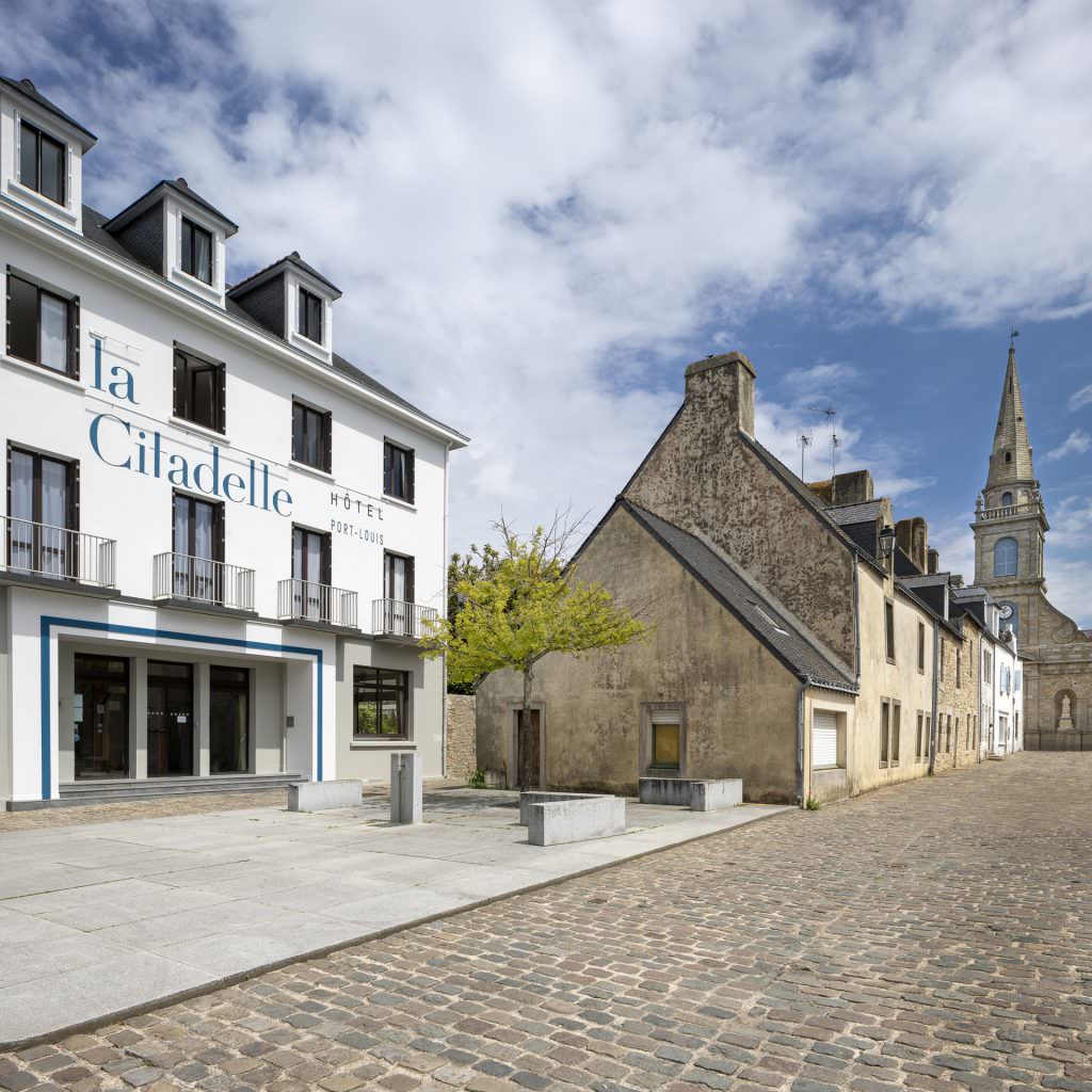 Devanture de l'Hôtel de La Citadelle***, dans le centre-ville de Port-Louis (Morbihan)