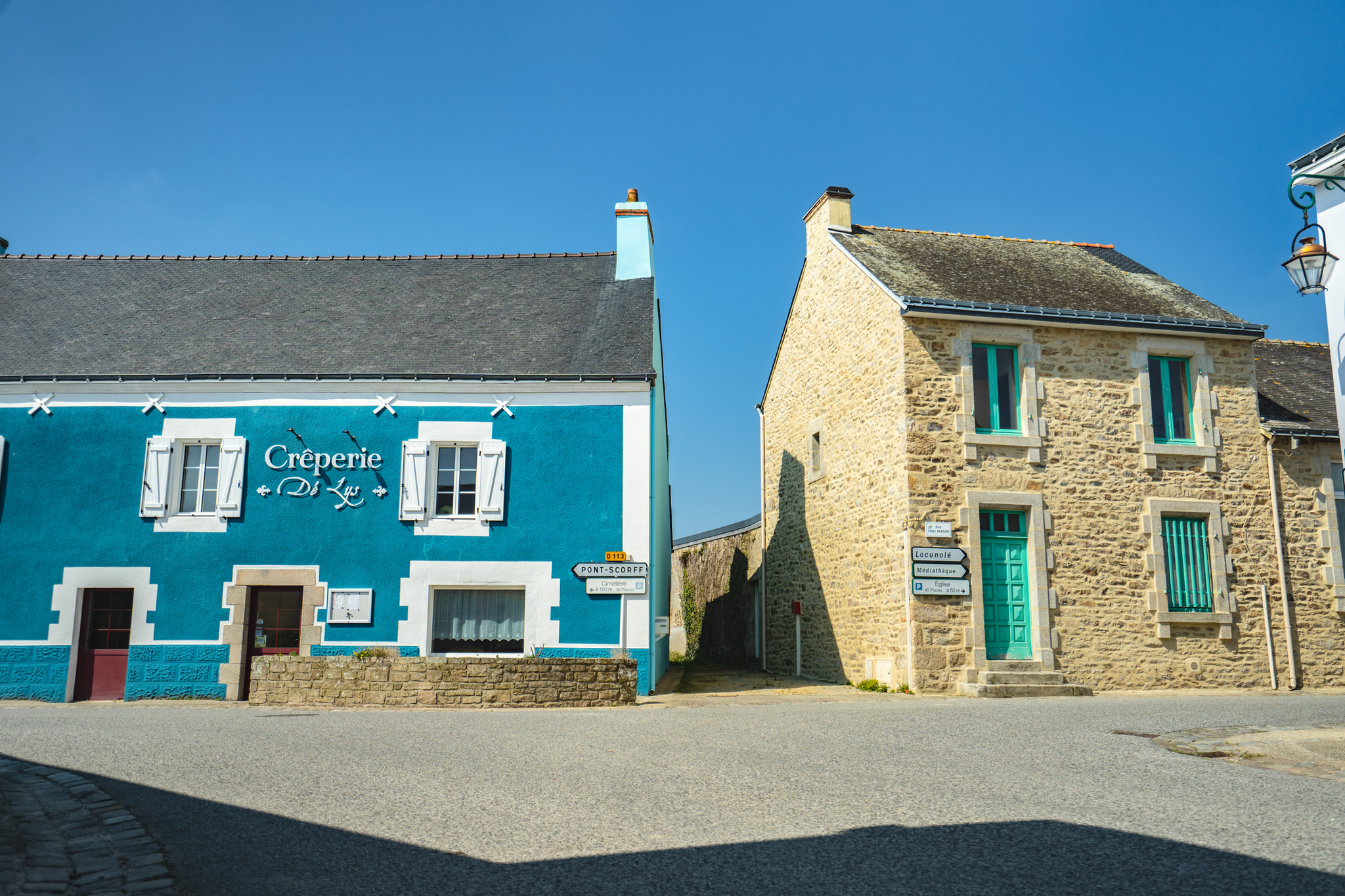 Cléguer, le Bourg, Village Fleuri et la crêperie (Morbihan)