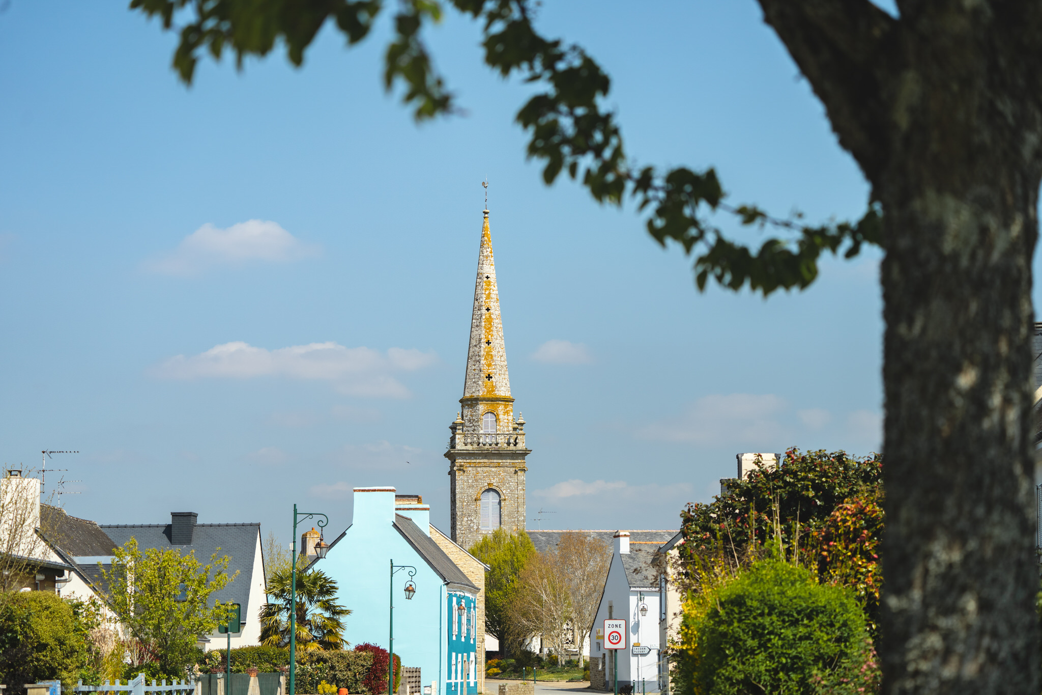 Cléguer, le Bourg, Village Fleuri et clocher de l'église (Morbihan)