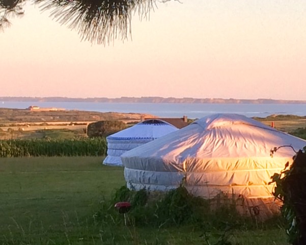 Yourtes avec vue sur l'océan aux Logis de Kerdrien, à Guidel (Morbihan)