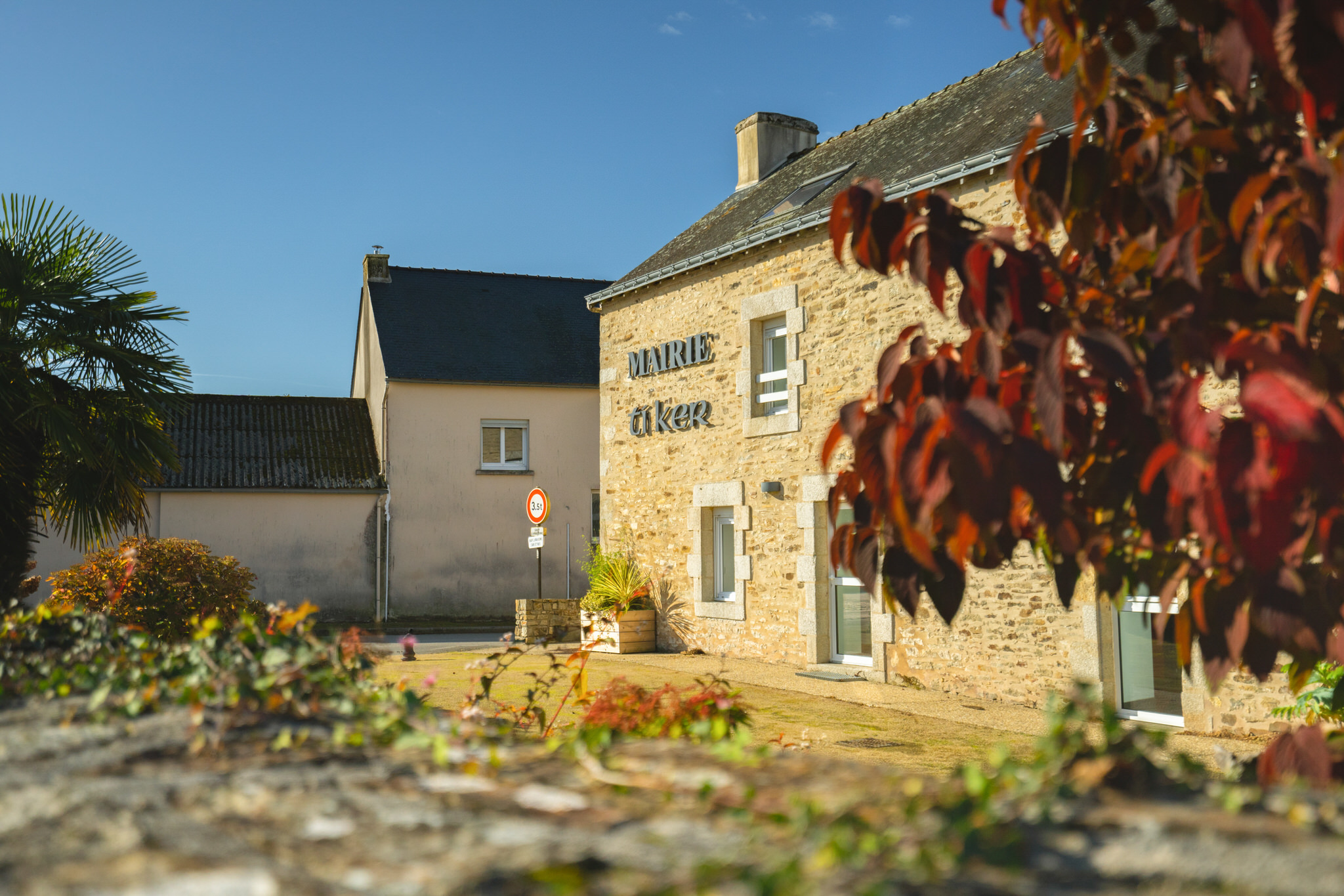 Mairie dans le bourg de Calan (Morbihan)