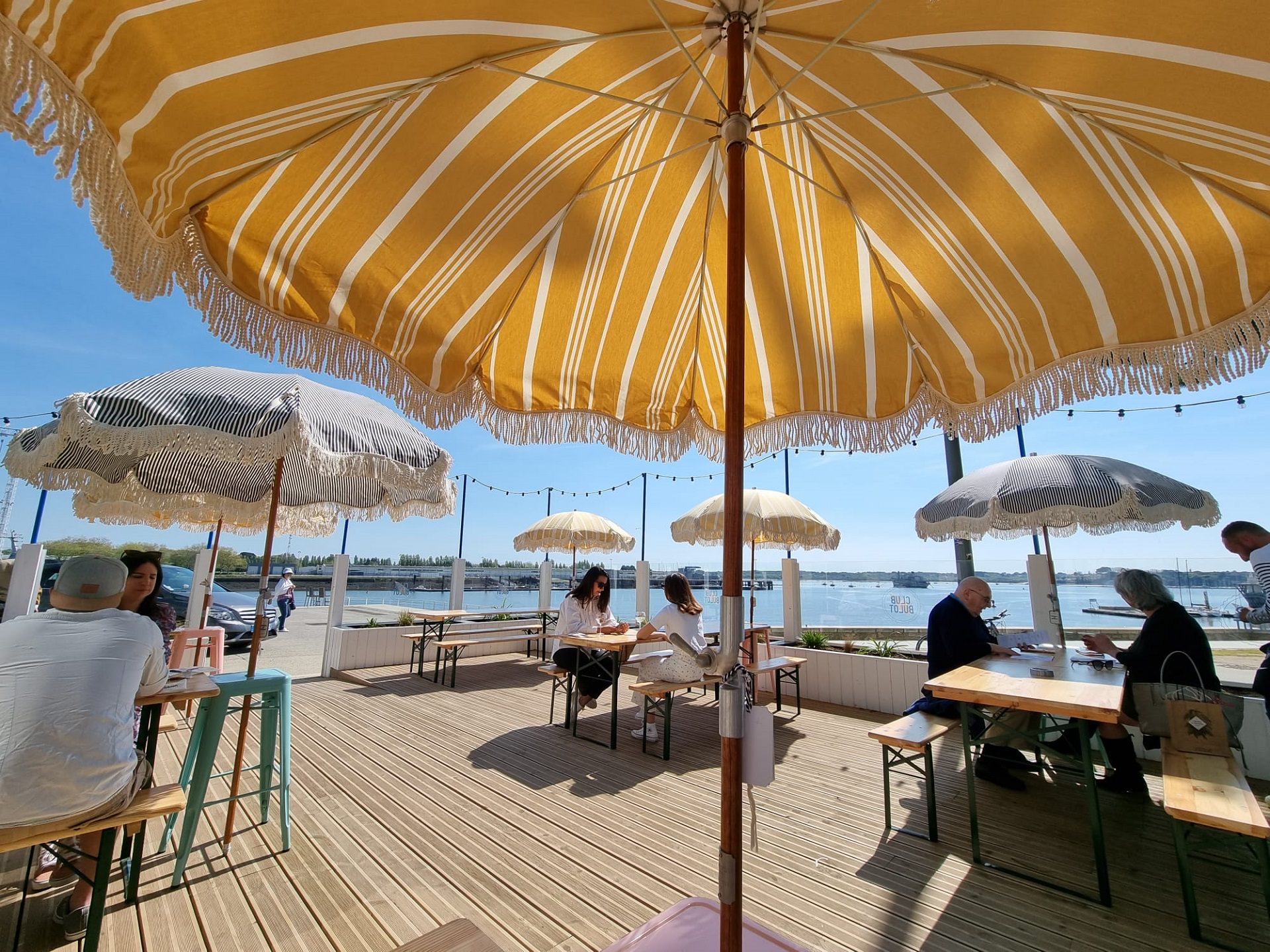 Terrasse ensoleillée du Club Bulot à Lorient, avec vue sur la rade (Morbihan)