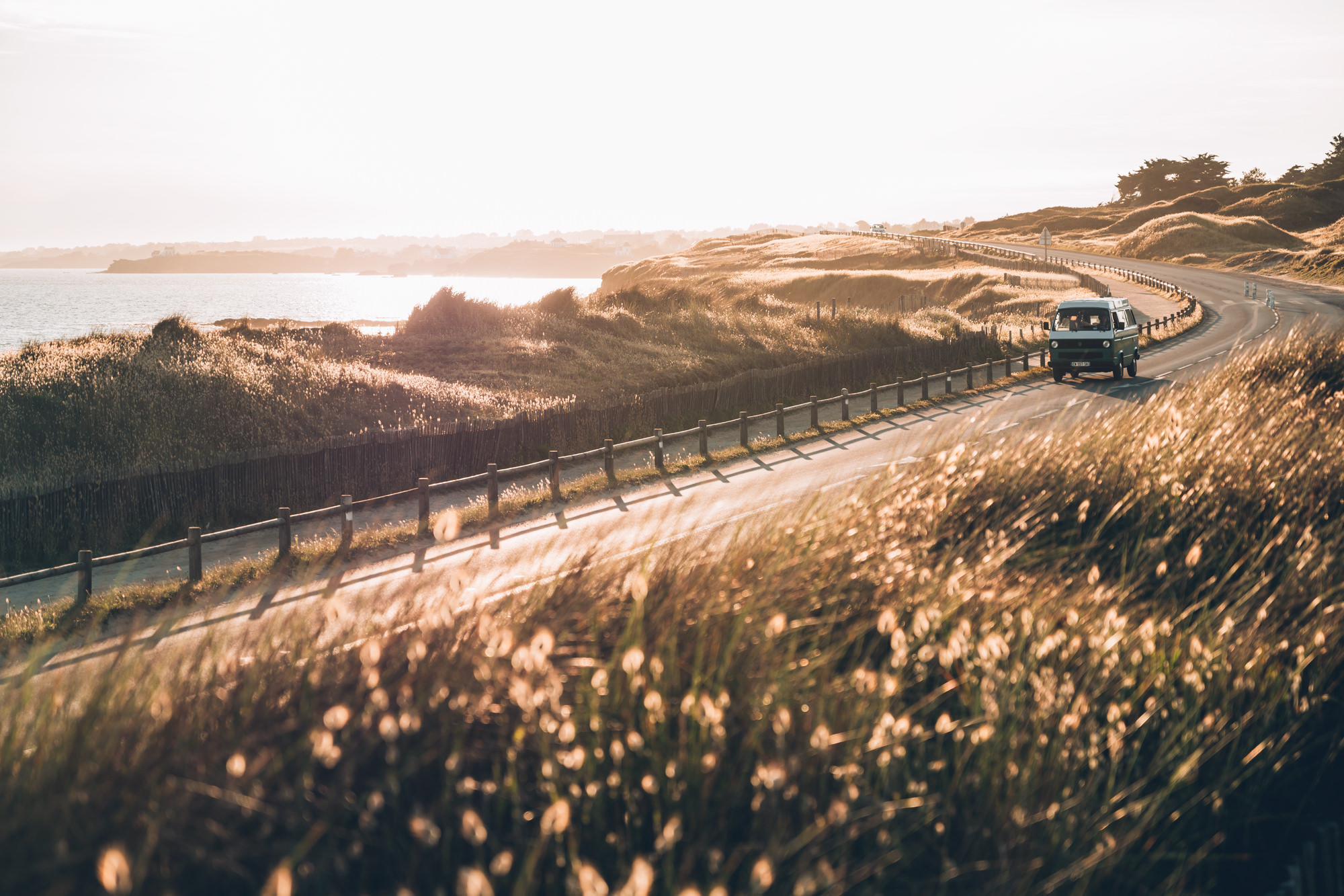 Van sur la route côtière de Lorient en Morbihan