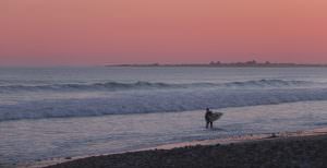 surfeur au coucher du soleil à Linès, Morbihan.