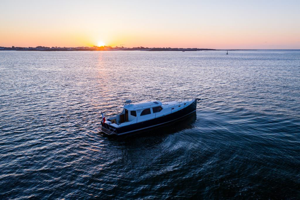 La vedette Key Largo en traversée au large de l'île de Groix au coucher de soleil (Morbihan)