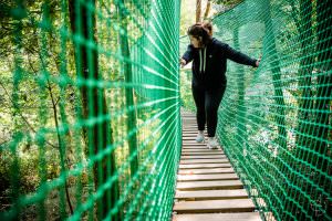 Chemin suspendu au parc animalier Les Terres de Nataé, à Pont-Scorff (Morbihan)