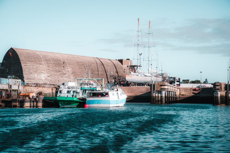 Aire de réparation navale au port de pêche de Lorient (Morbihan)