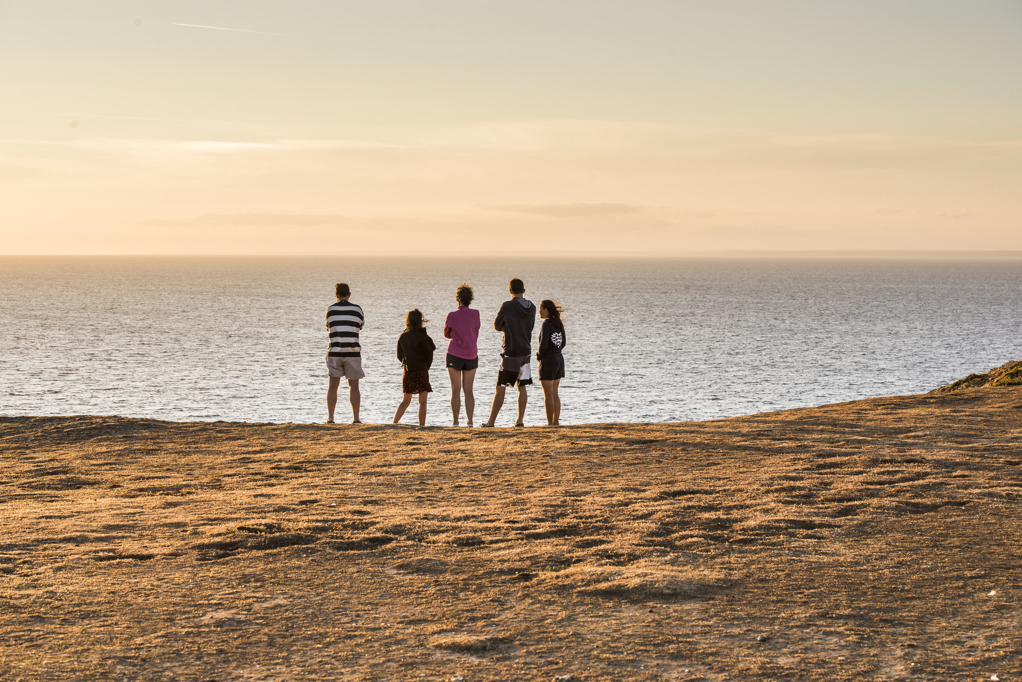 Groupe au coucher de soleil sur l'île de Groix (Morbihan)