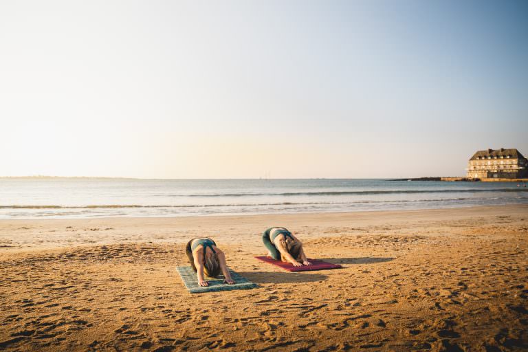 Yoga sur la plage de Toulhars au lever de soleil, à Larmor-Plage (Morbihan)