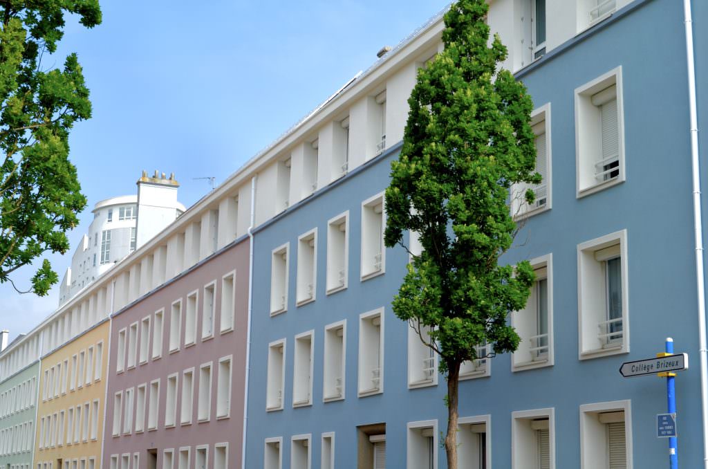 Architecture Reconstruction colorée, rue Amiral Courbet à Lorient (Morbihan)