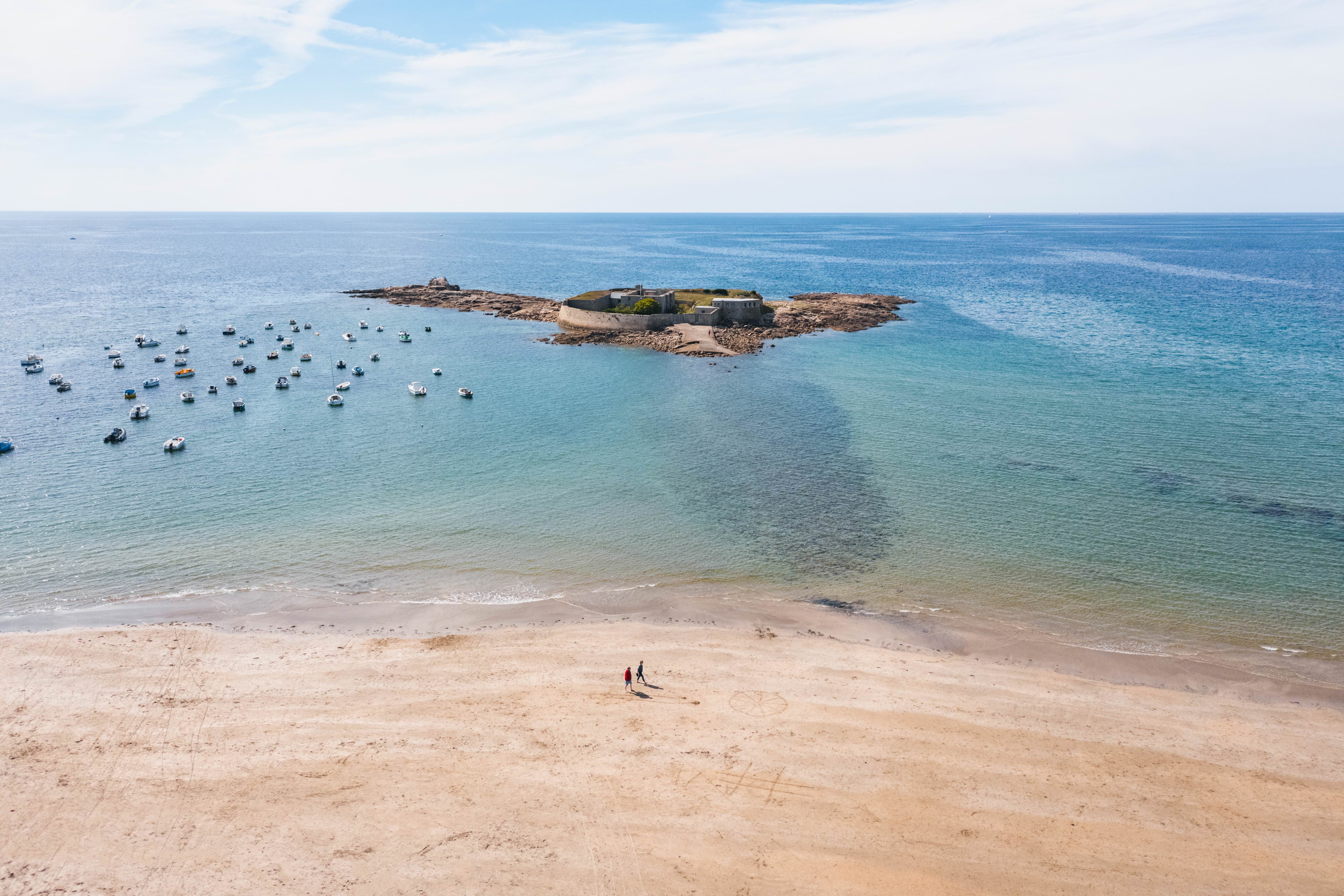 Vue aérienne de la plage du Fort-Bloqué à Ploemeur (Morbihan)