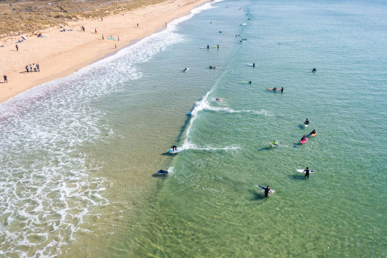 Séance de surf à la plage du Loc'h à Guidel, vue aérienne (Morbihan)