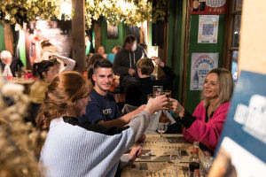 Apéro en soirée à la Tavarn Ar Roue Morvan en centre-ville de Lorient (Morbihan)