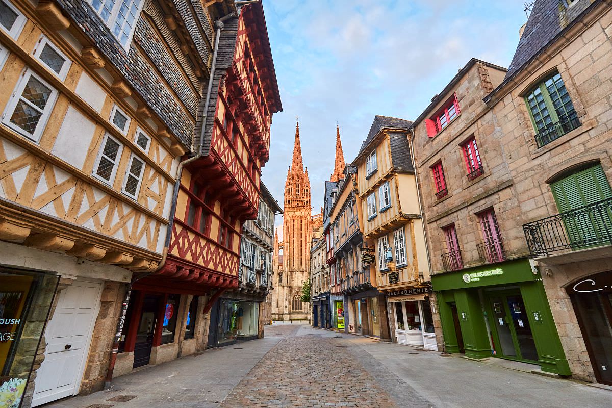 Ruelle, maisons médiévales et Cathédrale Saint-Corentin à Quimper (Finistère, Bretagne Sud)