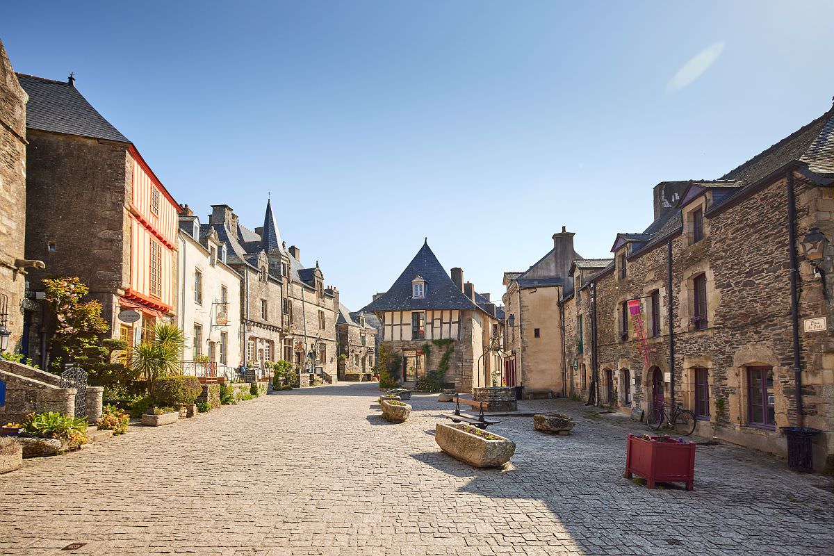 Place de Rochefort-en-Terre, vieilles bâtisses et maisons à pans de bois (Morbihan, Bretagne Sud)