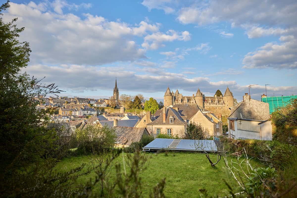 Vue sur le château de Josselin et la cité médiévale, quartier Sainte Croix (Morbihan, Bretagne Sud)