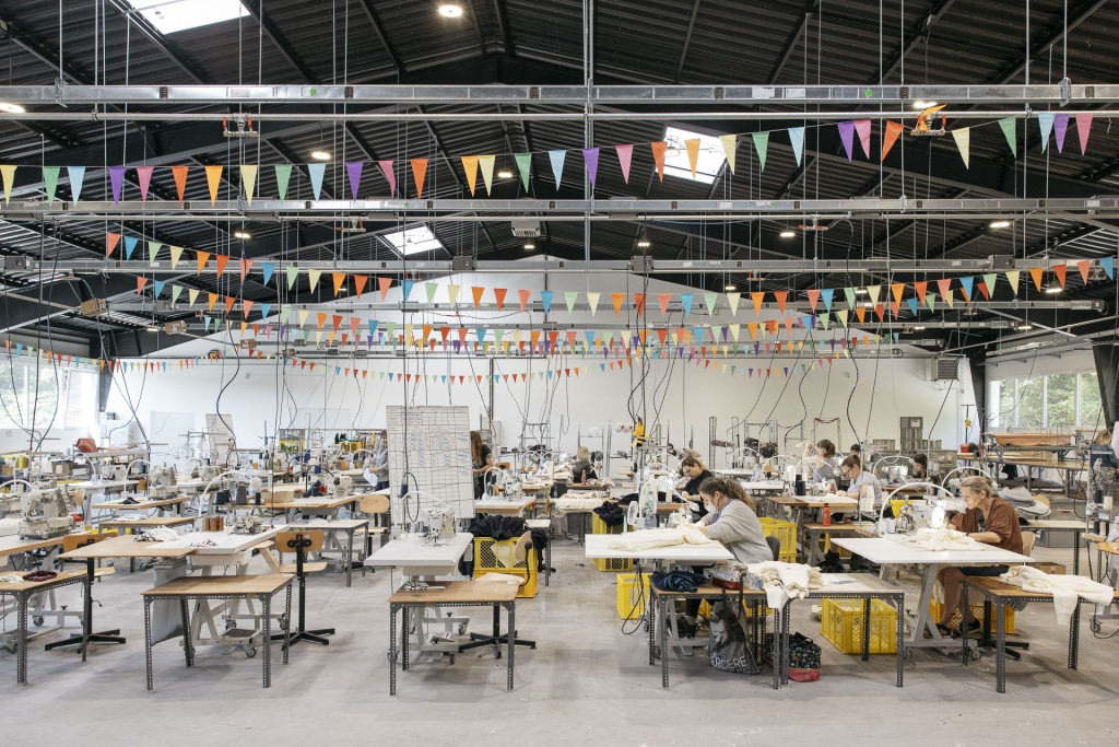 Atelier de couture à l'usine de la bonneterie Le Minor à Guidel (Morbihan)