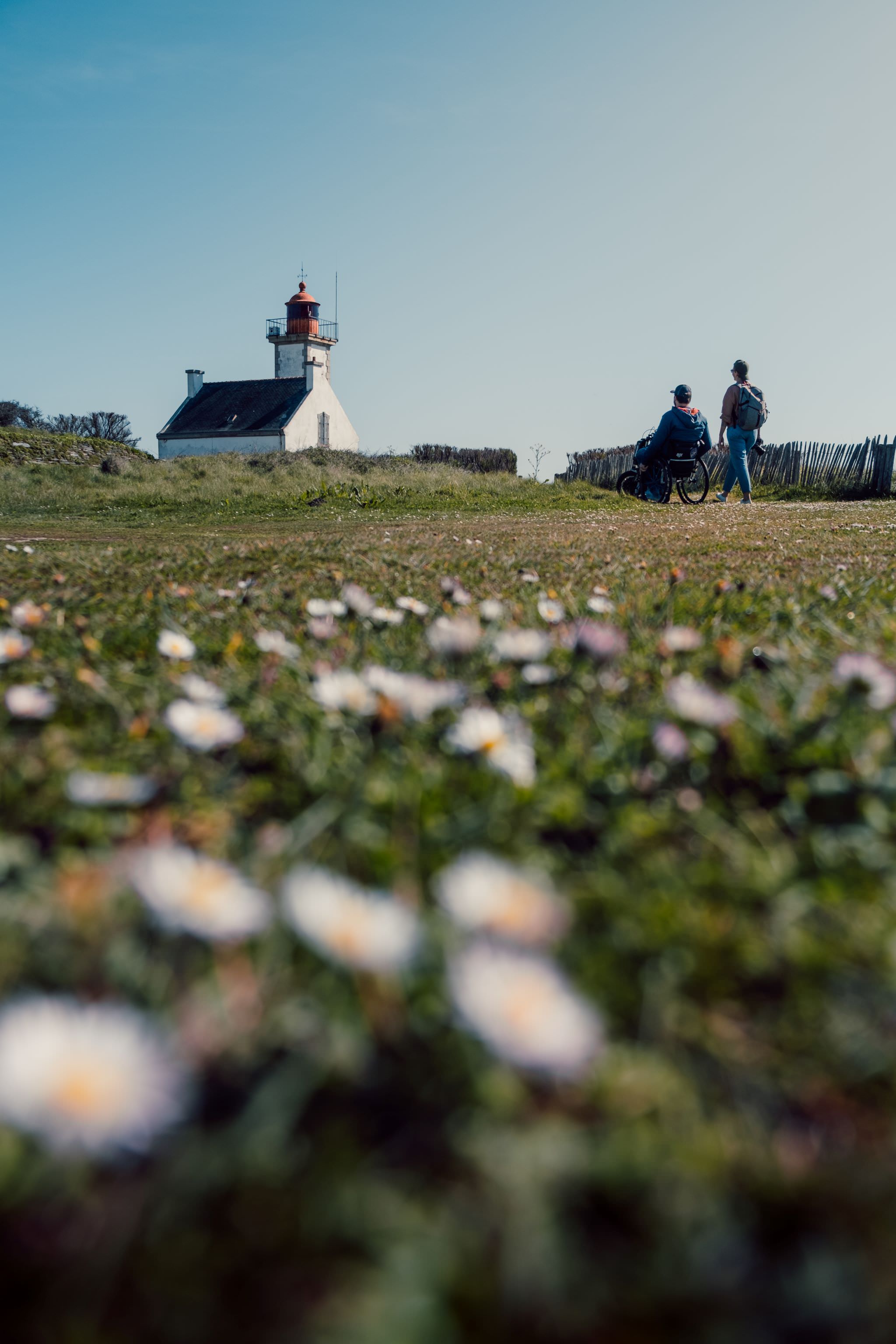 Balade sur les sentiers de l'île de Groix, adaptés aux personnes en situation de handicap (PMR) dans le Morbihan