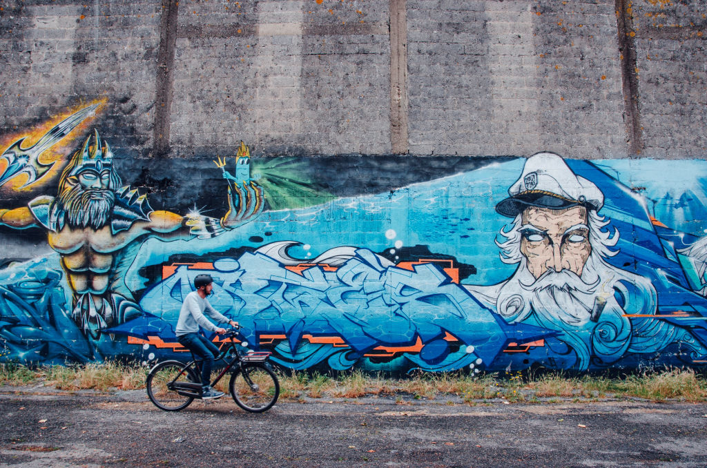 Balade à vélo devant la Fresque Bleue, graffiti avenue de La Perrière au port de pêche de Lorient (Morbihan)