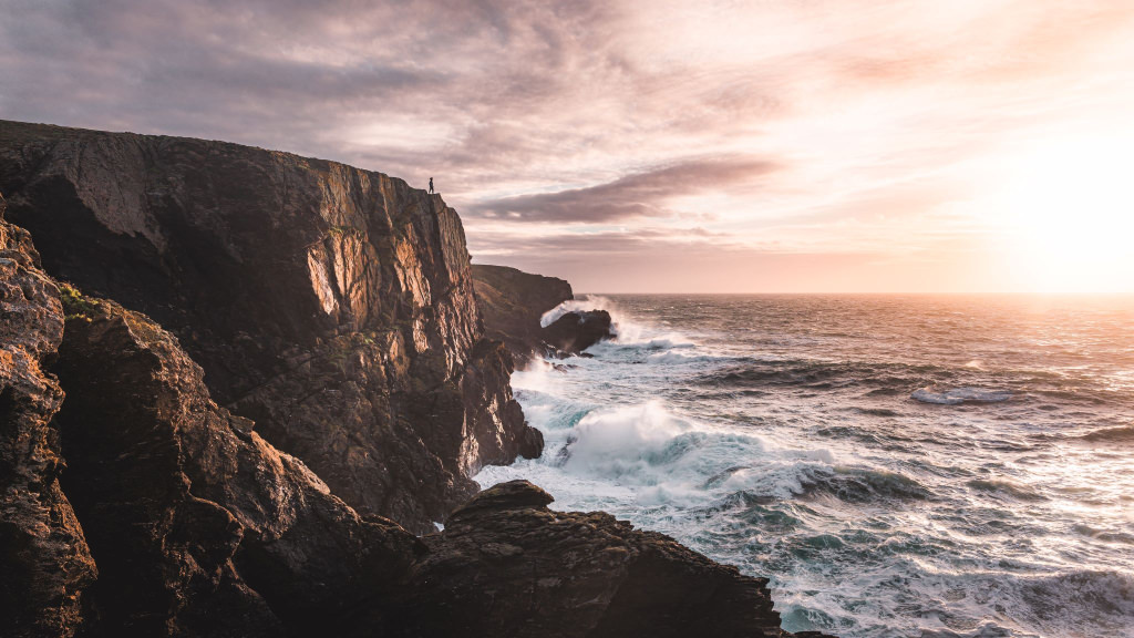 Coucher de soleil et tempête sur la pointe de Pen Men, côte sauvage de l'île de Groix (Morbihan)