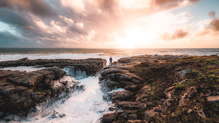 Coucher de soleil par tempête sur la côte de Kerroch à Ploemeur (Morbihan)