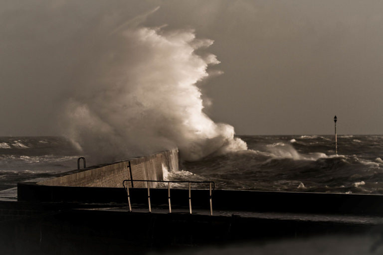 Vague se fracassant sur la digue de Lomener pendant une tempête à Ploemeur (Morbihan)