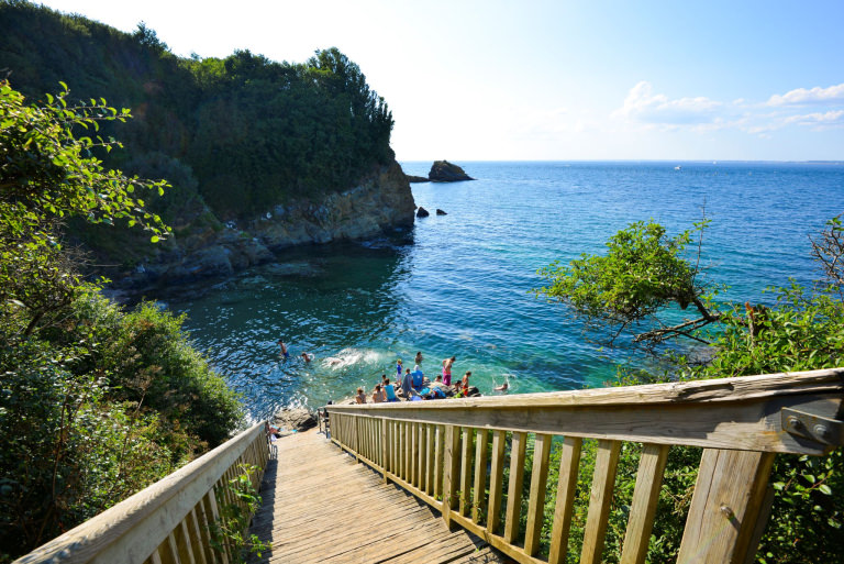 Baignade sur la crique de la côte d'Héno, à côté de Port-Tudy, sur l'île de Groix (Morbihan)