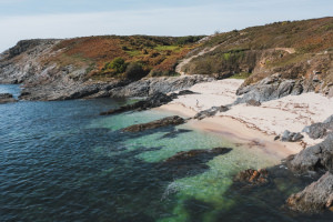 Petites criques sur la façade Sud de l'île de Groix, du côté de Locqueltas (Morbihan)