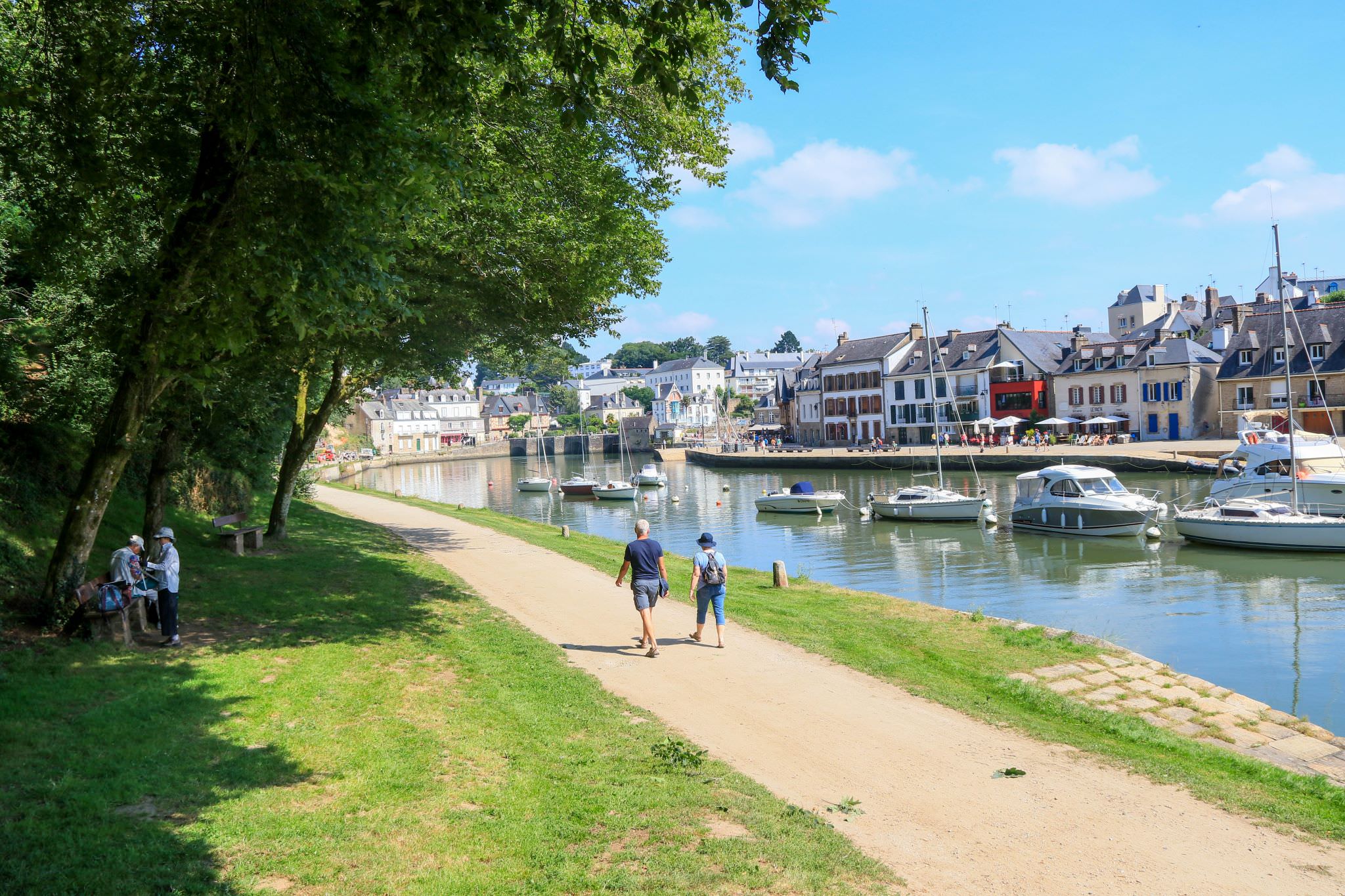 Balade à pied sur les rives du port Saint-Goustan à Auray (Morbihan)