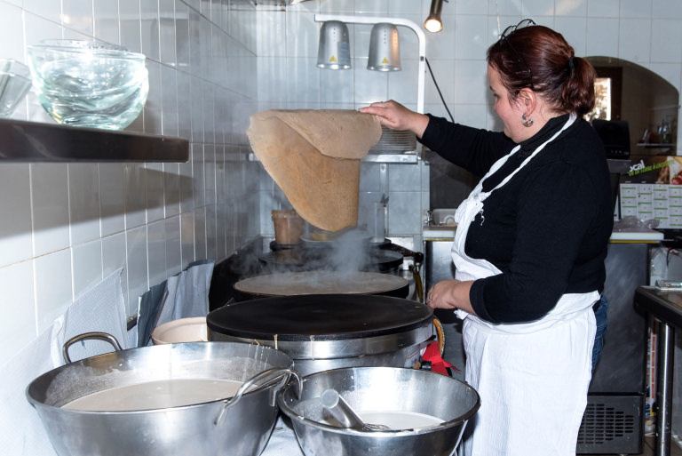 Réalisation de crêpes et galettes bretonnes à la billig - Crêperie La Calanaise à Calan (Morbihan)