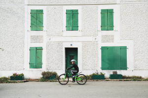 Enfant à vélo dans le bourg de l'île de Groix (Morbihan)