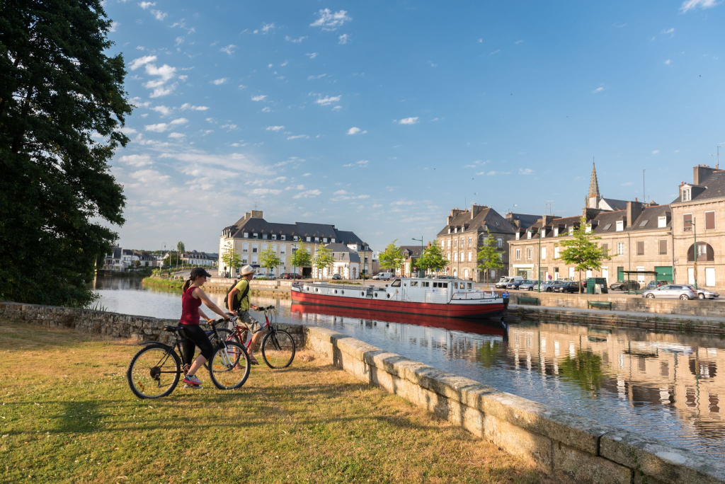 Vélo sur les berges du Canal de Nantes à Brest à Pontivy (Morbihan)