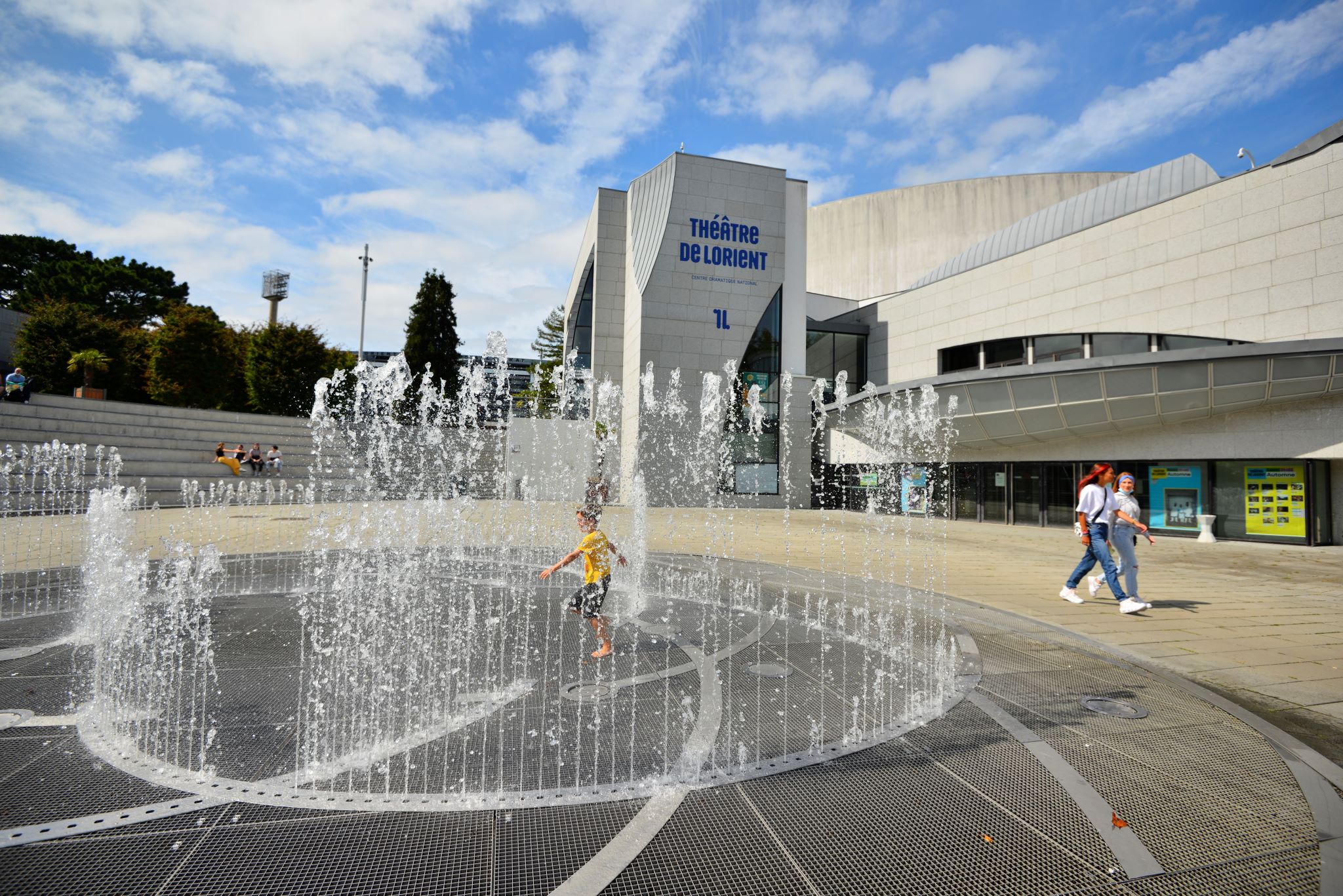 Esplanade et fontaine du Grand Théâtre de Lorient, en centre-ville (Morbihan)