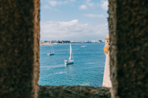 Voilier sur la rade de Lorient vue depuis les remparts de la Citadelle de Port-Louis (Morbihan)