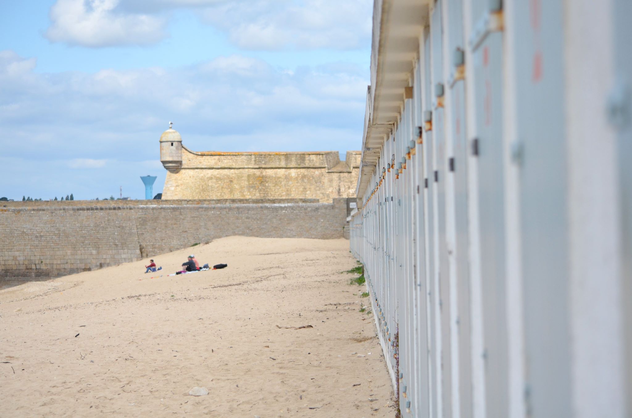 Cabines et remparts de la citadelle sur la grande plage de Port-Louis (Morbihan)