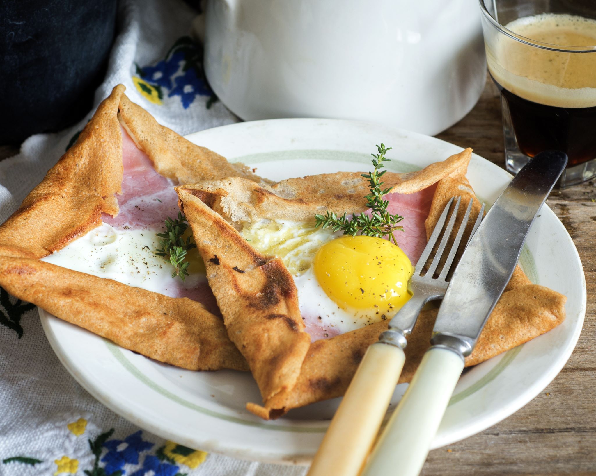 Crêpe et galette complète dans une crêperie à Guidel Plages (Morbihan)