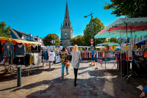 Vêtements, accessoires et mode au marché du dimanche de Ploemeur (Morbihan)