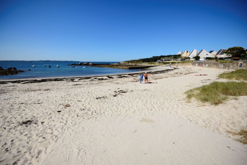 Plage de sable blanc au Courégant, à Ploemeur (Morbihan)