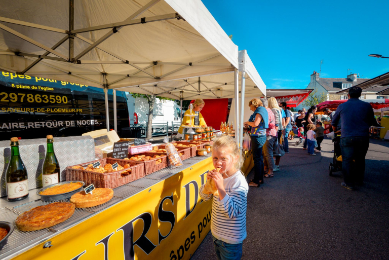 Goûter aux produits locaux au marché du dimanche à Ploemeur (Morbihan)