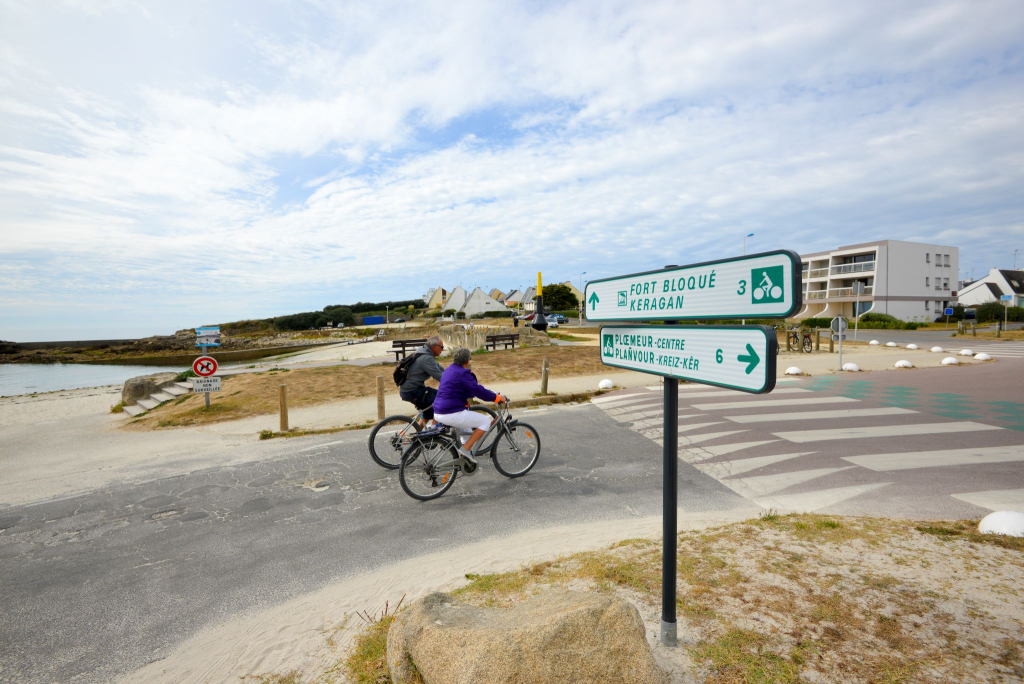 Vélo au départ du Courégant, sur la voie littorale à Ploemeur (Morbihan) 