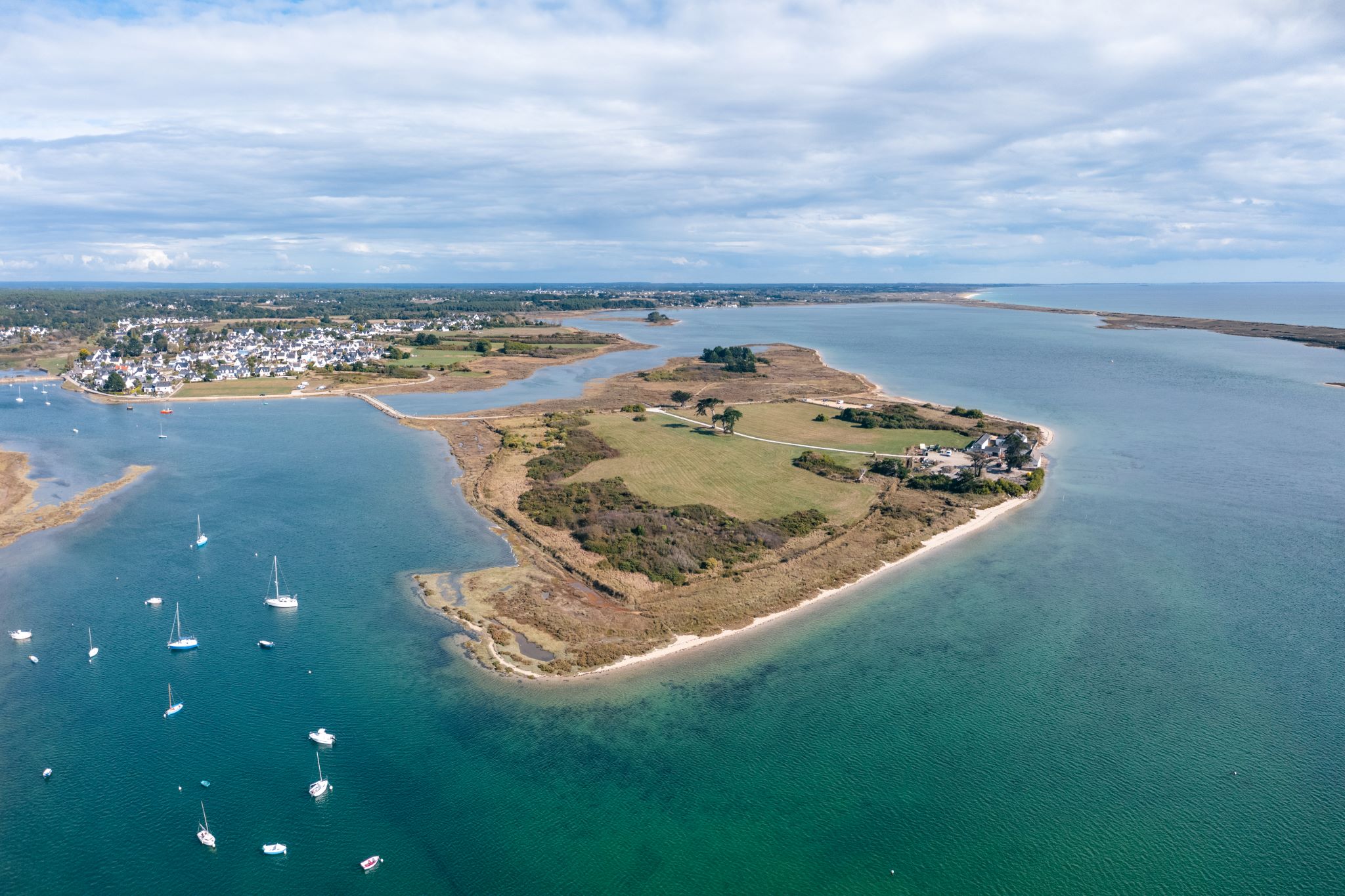 Vue aérienne de l'île Kerner à Riantec, sur la Petite Mer de Gâvres (Morbihan)