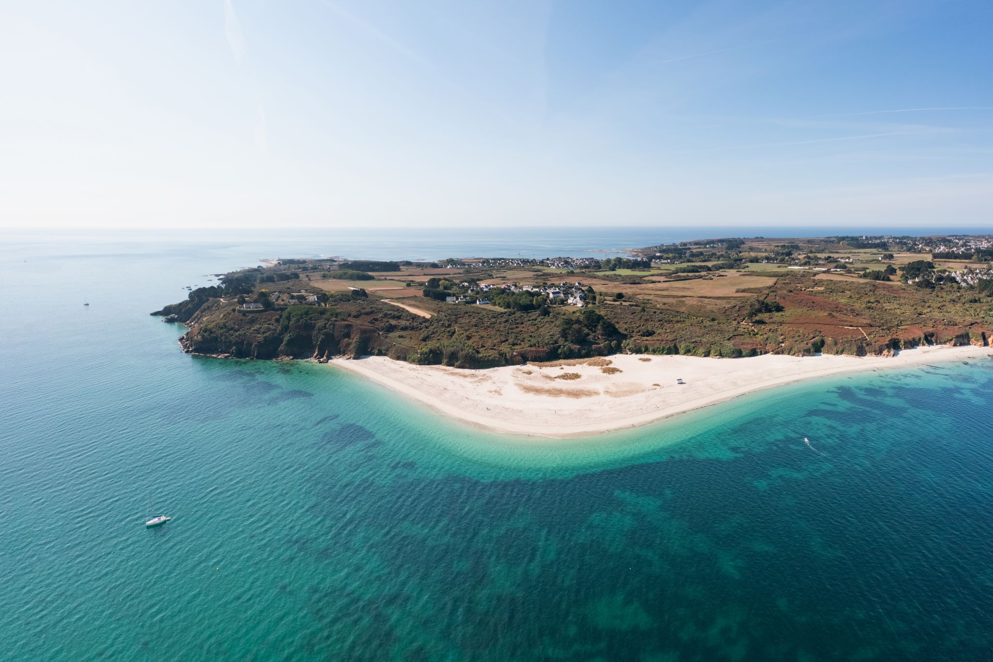 Vue aérienne de la plage des Grands Sables à l'île de Groix (Morbihan)