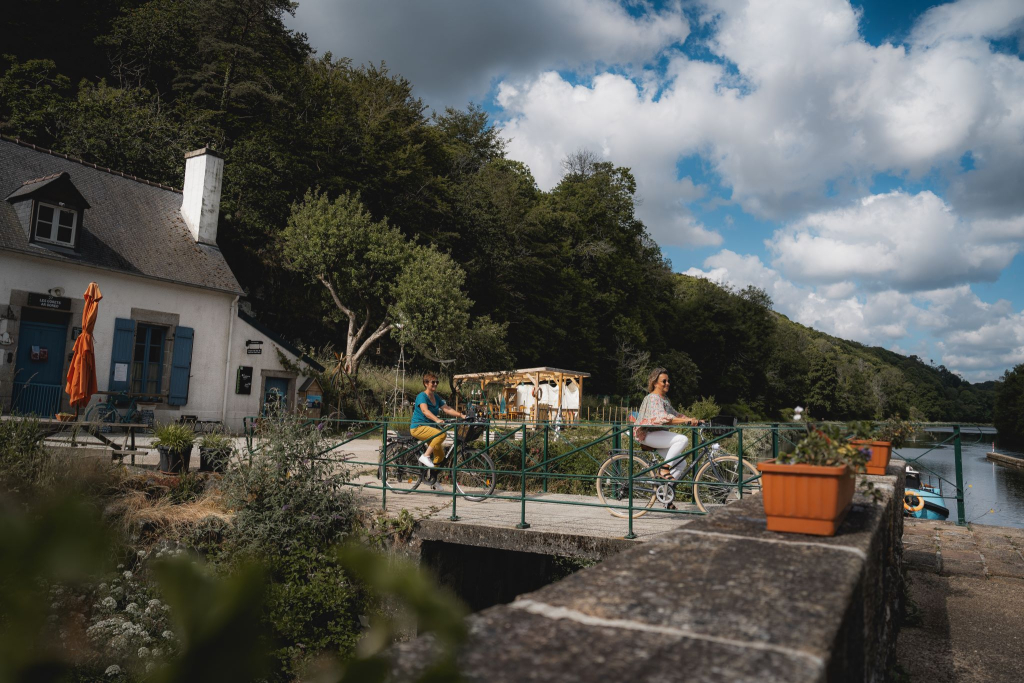 Balade à vélo sur le Chemin de Halage, face à la Maison éclusière Au Fil de l'eau à Hennebont (Morbihan) 