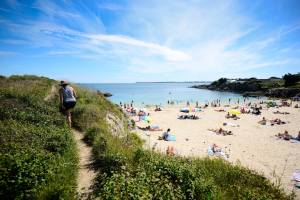 Balade, randonnée sur le sentier côtier du GR®34, le long de la place du Petit Pérello à Ploemeur (Morbihan)