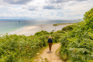 Balade sur le sentier côtier du côté de la plage des Grands Sables à l'île de Groix (Morbihan)